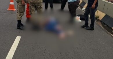 Mulher passa mal e cai de garupa de moto na zona centro-sul de Manaus