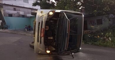 Ônibus tomba e motorista fica ferido em acidente na zona Norte de Manaus Ônibus tomba e motorista fica ferido em acidente na zona Norte de Manaus