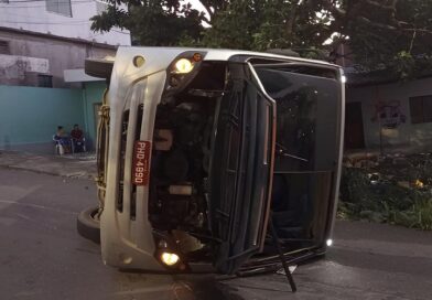 Ônibus tomba e motorista fica ferido em acidente na zona Norte de Manaus
