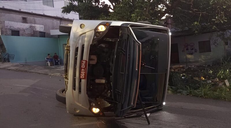 Ônibus tomba e motorista fica ferido em acidente na zona Norte de Manaus