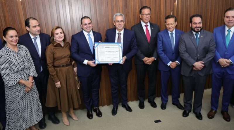 ​Presidente do TCE-AM participa de homenagem ao ministro do STJ Luiz Gurgel de Faria na Aleam