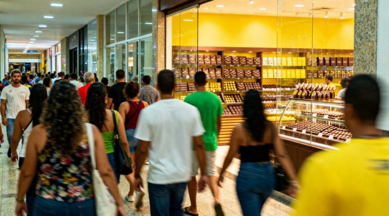 Comércio em Manaus terá horário especial no feriado de Tiradentes