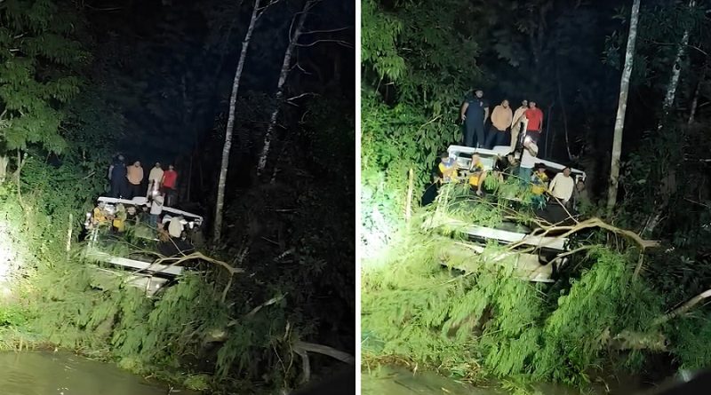 Lancha com passageiros perde controle e encalha fora do rio entre Coari e Tefé