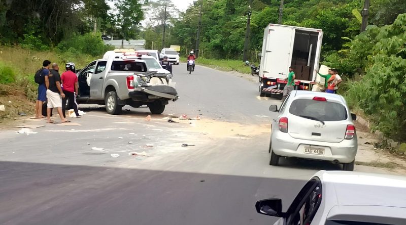 Acidente entre Hilux e caminhão deixa feridos na AM-010