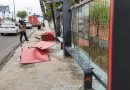 Caminhão desgovernado destrói parada de ônibus na Avenida Coronel Teixeira