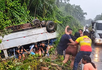 URGENTE: Ônibus capota na BR-174 e deixa graves feridos no Amazonas
