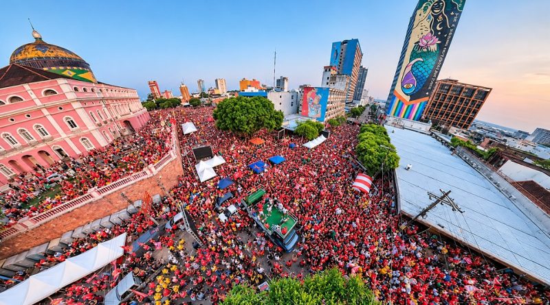 Ato pró-Lula reúne multidão no Centro de Manaus e marca encerramento da campanha Ato pró-Lula reúne multidão no Centro de Manaus e marca encerramento da campanha