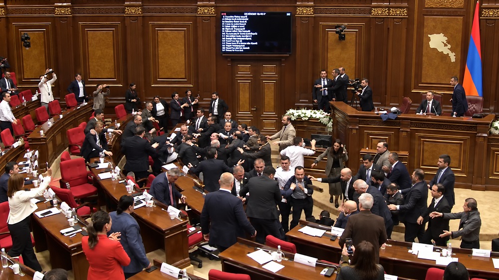 deputados trocam socos, chutes e arremessam cadeiras — Pancadaria no Parlamento