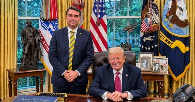 Após ordem de Moraes, Flávio Bolsonaro teria embarcado para os Estados Unidos Após ordem de Moraes, Flávio Bolsonaro teria embarcado para os Estados Unidos