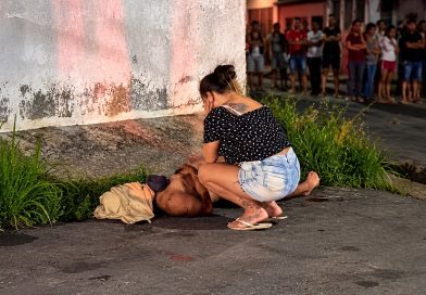 Noite de terror: homem é morto a tiros e sequência de disparos assusta moradores de Manaus Noite de terror: homem é morto a tiros e sequência de disparos assusta moradores de Manaus