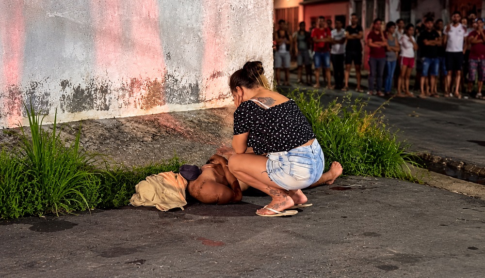 homem é morto a tiros e sequência de disparos assusta moradores de Manaus — Noite de terror