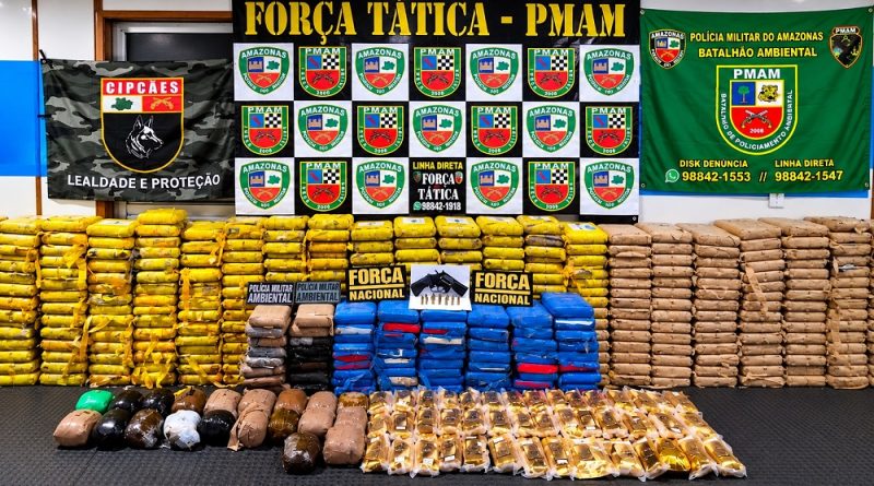 Homem é preso com 593 quilos de drogas e arma em embarcação no interior do Amazonas Homem é preso com 593 quilos de drogas e arma em embarcação no interior do Amazonas