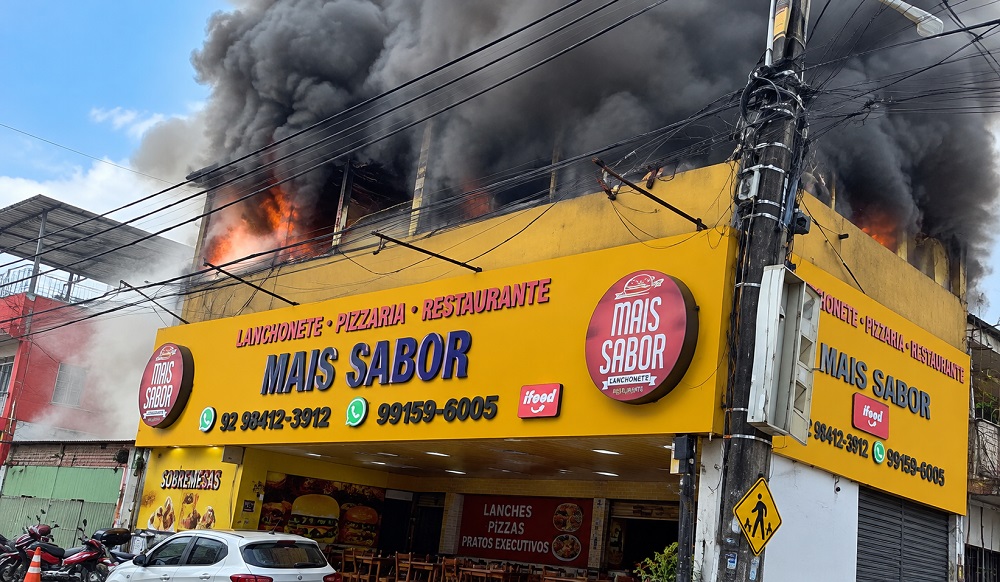 Entenda: Vídeo mostra fumaça preta saindo de restaurante atingido por incêndio em Manaus