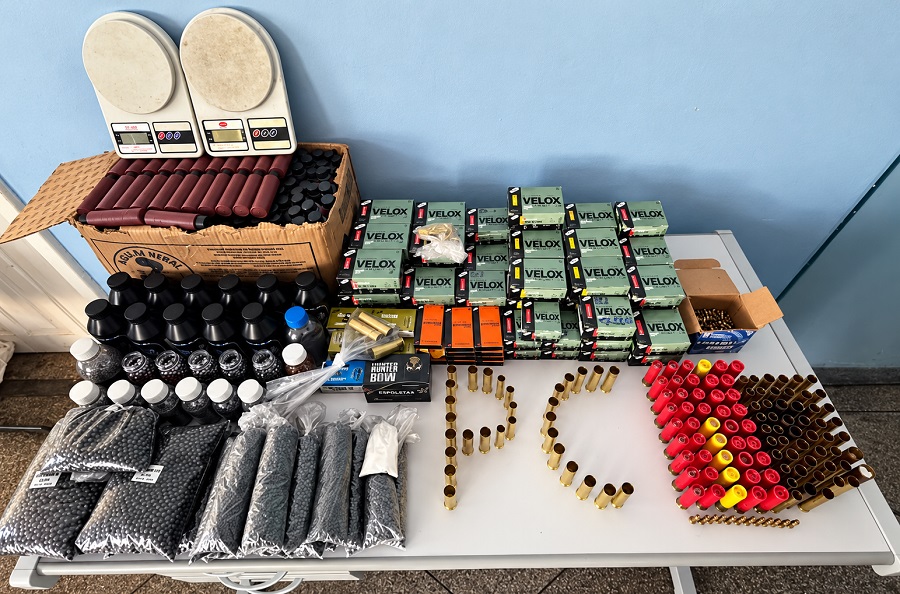 Polícia encontra arsenal de munições dentro de guarda-roupa e encaminha à delegacia homem no Amazonas