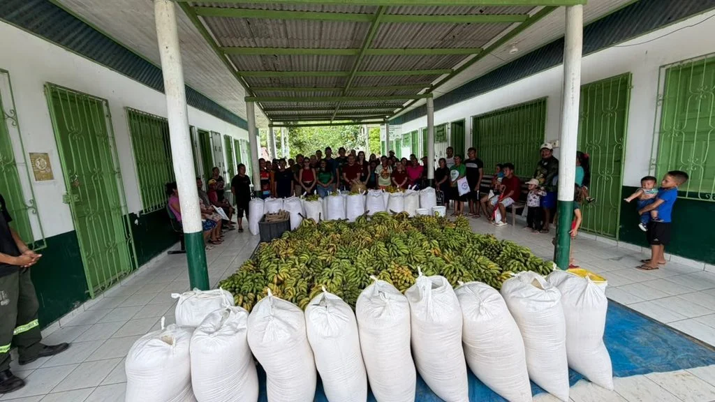 Panorama: Mais de 3 toneladas de alimentos são distribuídas a 200 famílias indígenas no interior do Amazonas