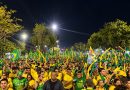 Flávio Bolsonaro reúne apoiadores em ato político na Ponta Negra, em Manaus