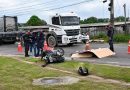 Tragédia em Manaus: motociclista morre após colisão com carreta em frente à Samsung Tragédia em Manaus: motociclista morre após colisão com carreta em frente à Samsung