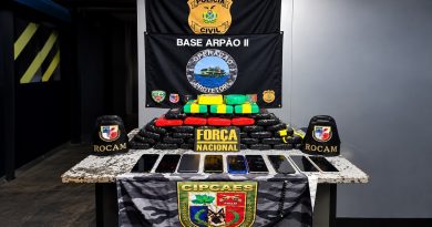 Cão farejador encontra 41 tabletes de suposta cocaína escondidos em barco no Amazonas