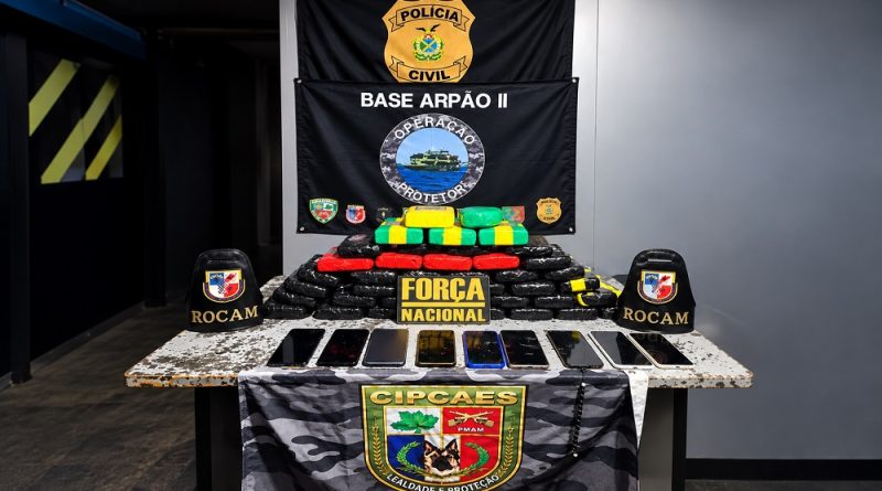 Cão farejador encontra 41 tabletes de suposta cocaína escondidos em barco no Amazonas Cão farejador encontra 41 tabletes de suposta cocaína escondidos em barco no Amazonas