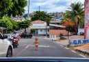Motorista freia a tempo e evita atropelamento de criança em Manaus Motorista freia a tempo e evita atropelamento de criança em Manaus