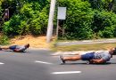 Skatista é flagrado deitado sobre skate em meio ao trânsito de Manaus