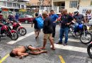 Vídeo mostra suspeito de roubo sendo retirado à força debaixo de veículo e espancado