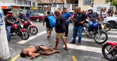 Vídeo mostra suspeito de roubo sendo retirado à força debaixo de veículo e espancado